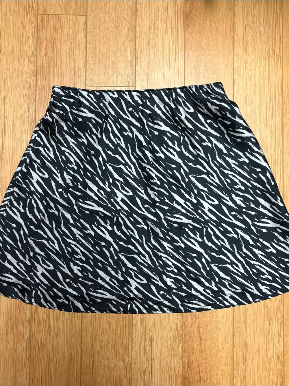 Abercrombie & Fitch Black and White Patterned A-Line Skirt